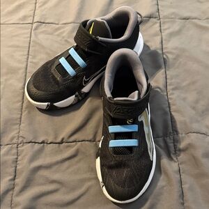 Nike Kids Giannis Immortality 2 Basketball tennis shoes sneakers size 2